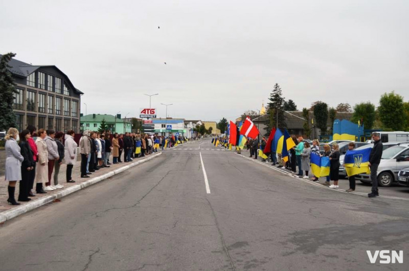 Життя зупинилося на хвилину: у прикордонному місті на Волині вшанували тих, хто загинув від війни