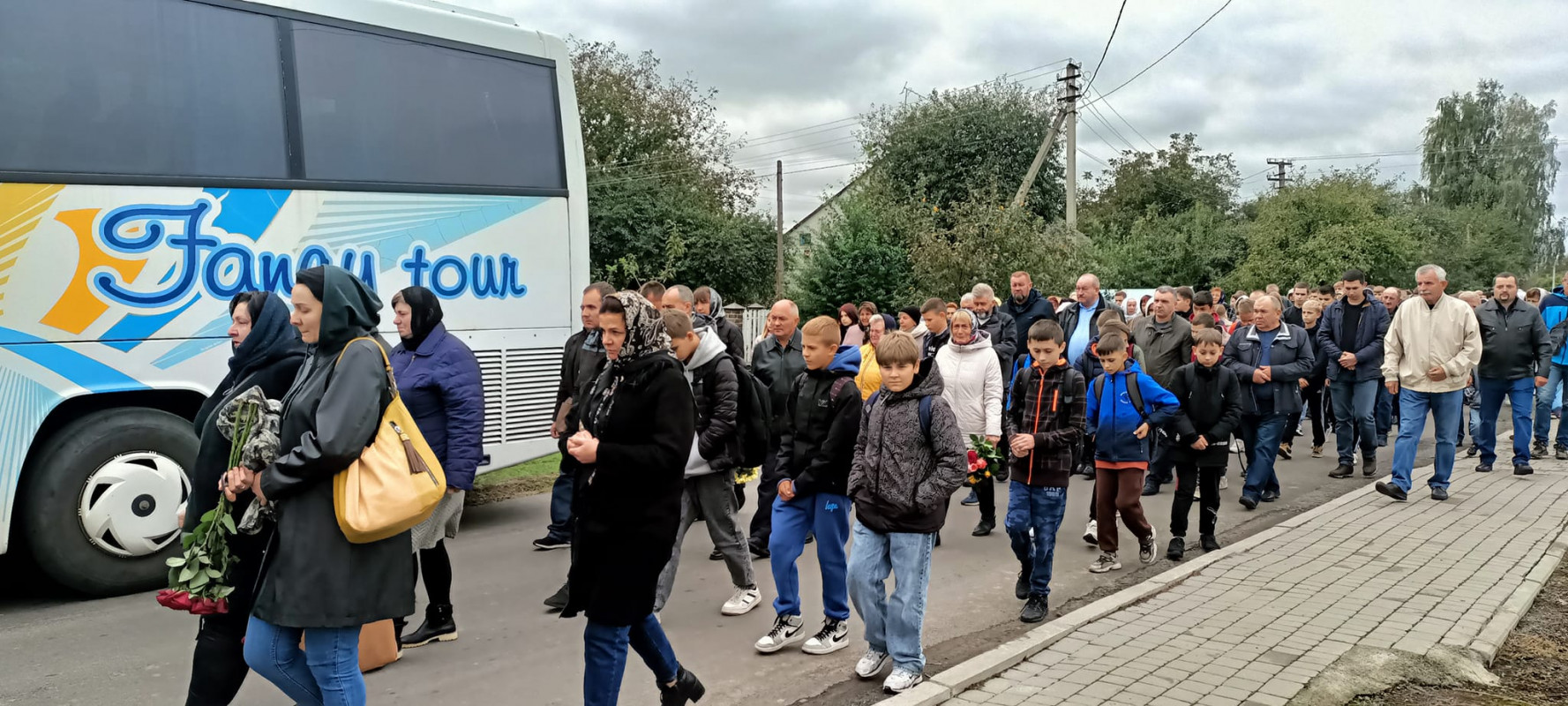 Лишилися дружина, три дочки та два сини: на Волині попрощались із Героєм Сергієм Климчуком