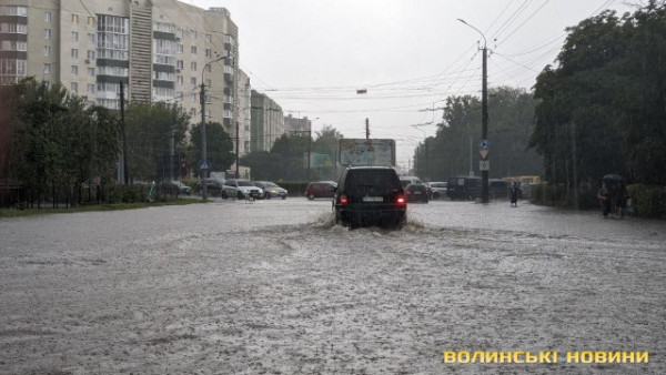 Негода у Луцьку: вулиці затопило, на дорогах - затори