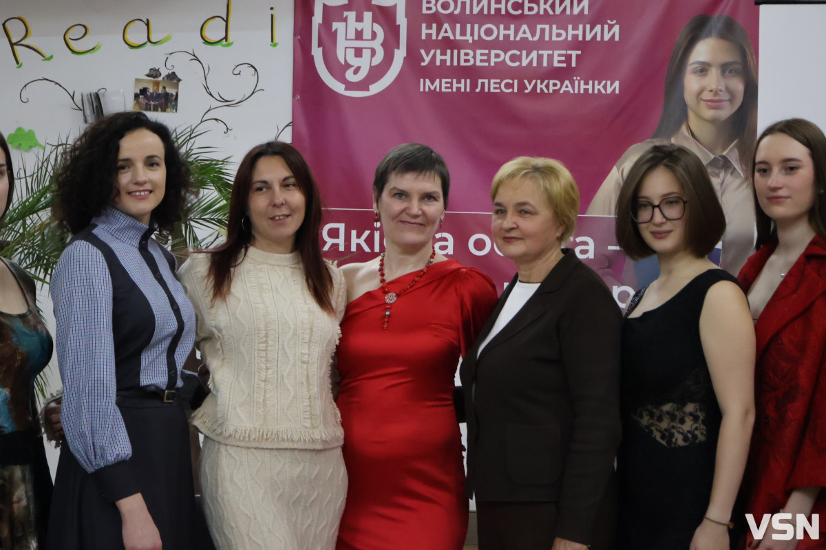 «Намальована надія»: ветеранка війни з Луцька презентувала колекцію суконь