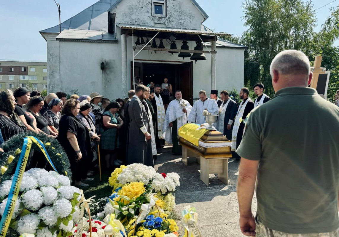 У громаді - невимовне горе та скорбота: на Волині попрощалися із Захисником України Миколою Селещуком