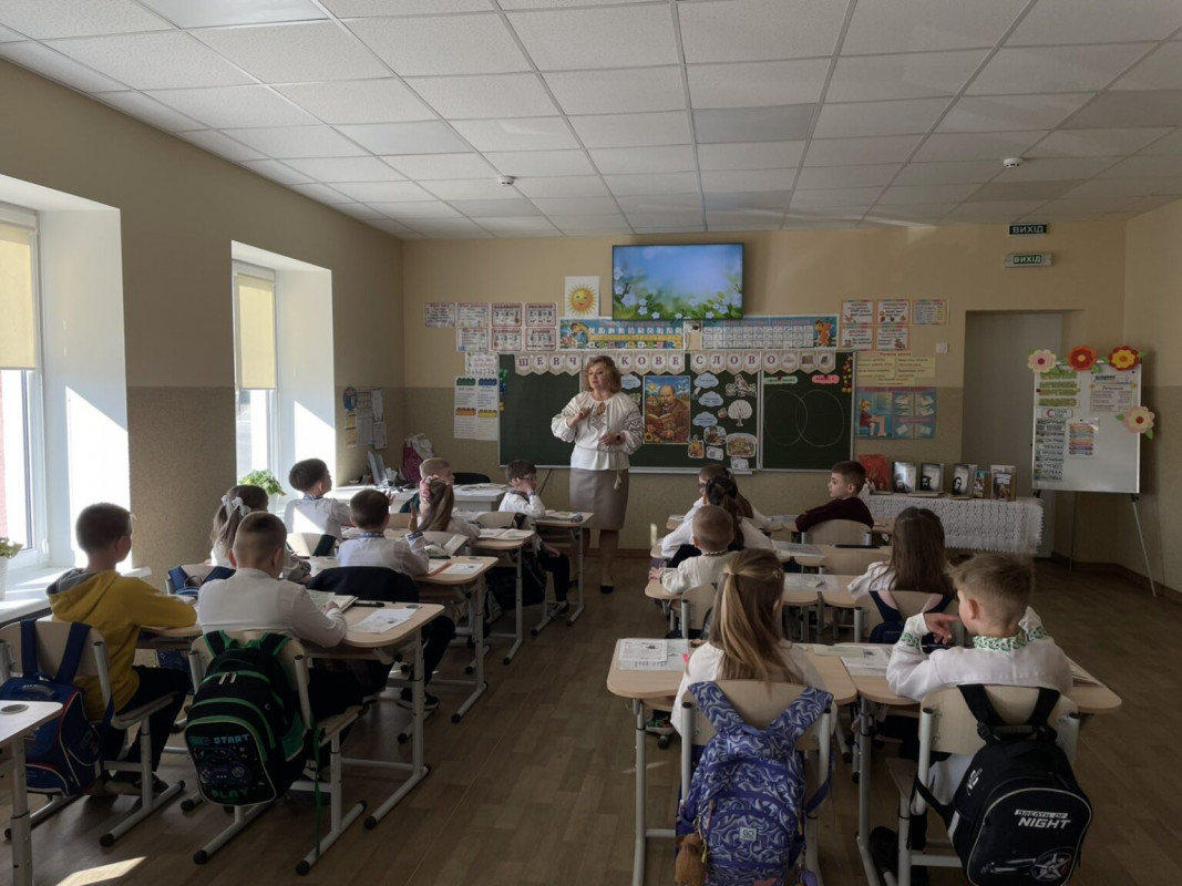 Замість телефонів - LEGO та книги: історія вчительки з Волині, яка повертає дітям інтерес до школи