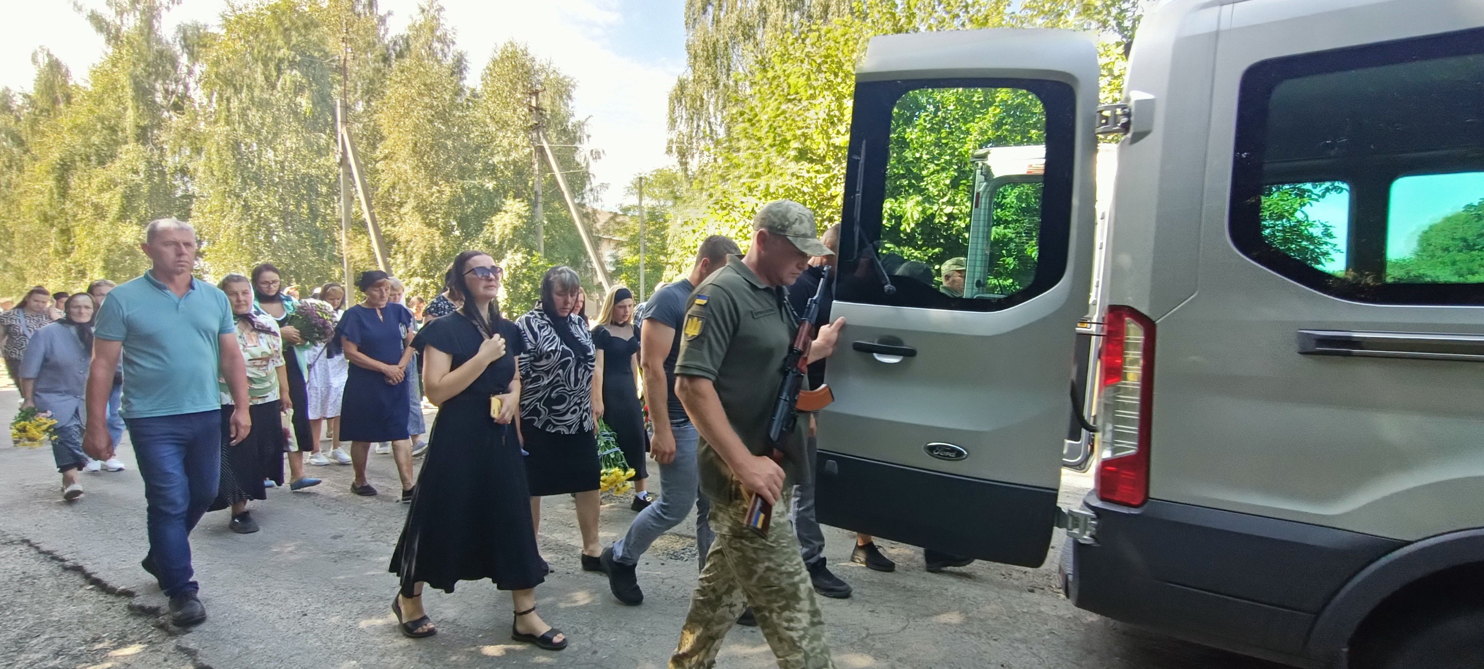 Три доньки втратили батька: на Волині попрощалися з Героєм Сергієм Петровим