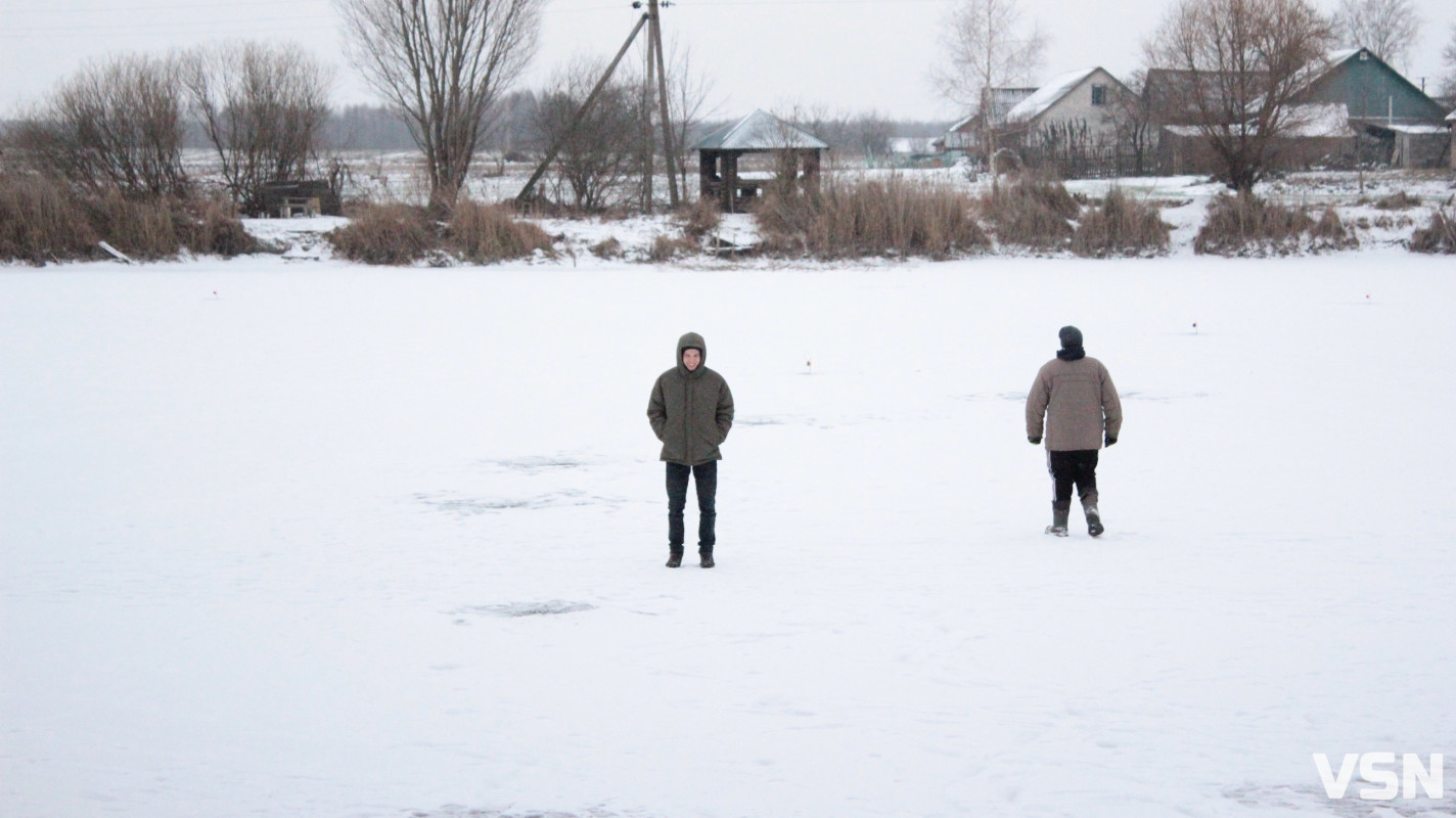 Крига 10 сантиметрів та жерлиці на щуку: фоторепортаж із зимового ставка у селі на Волині