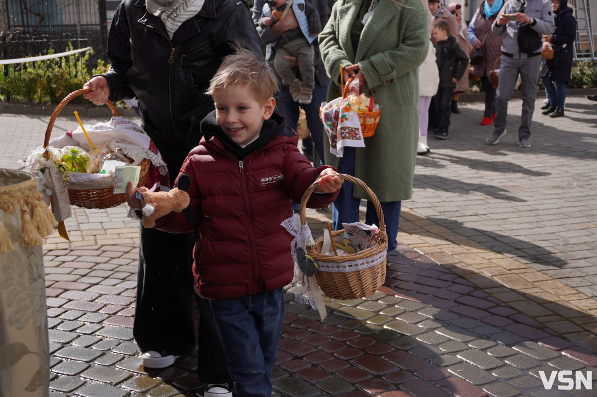 Як у Луцьку освячують Великодні кошики? Фоторепортаж