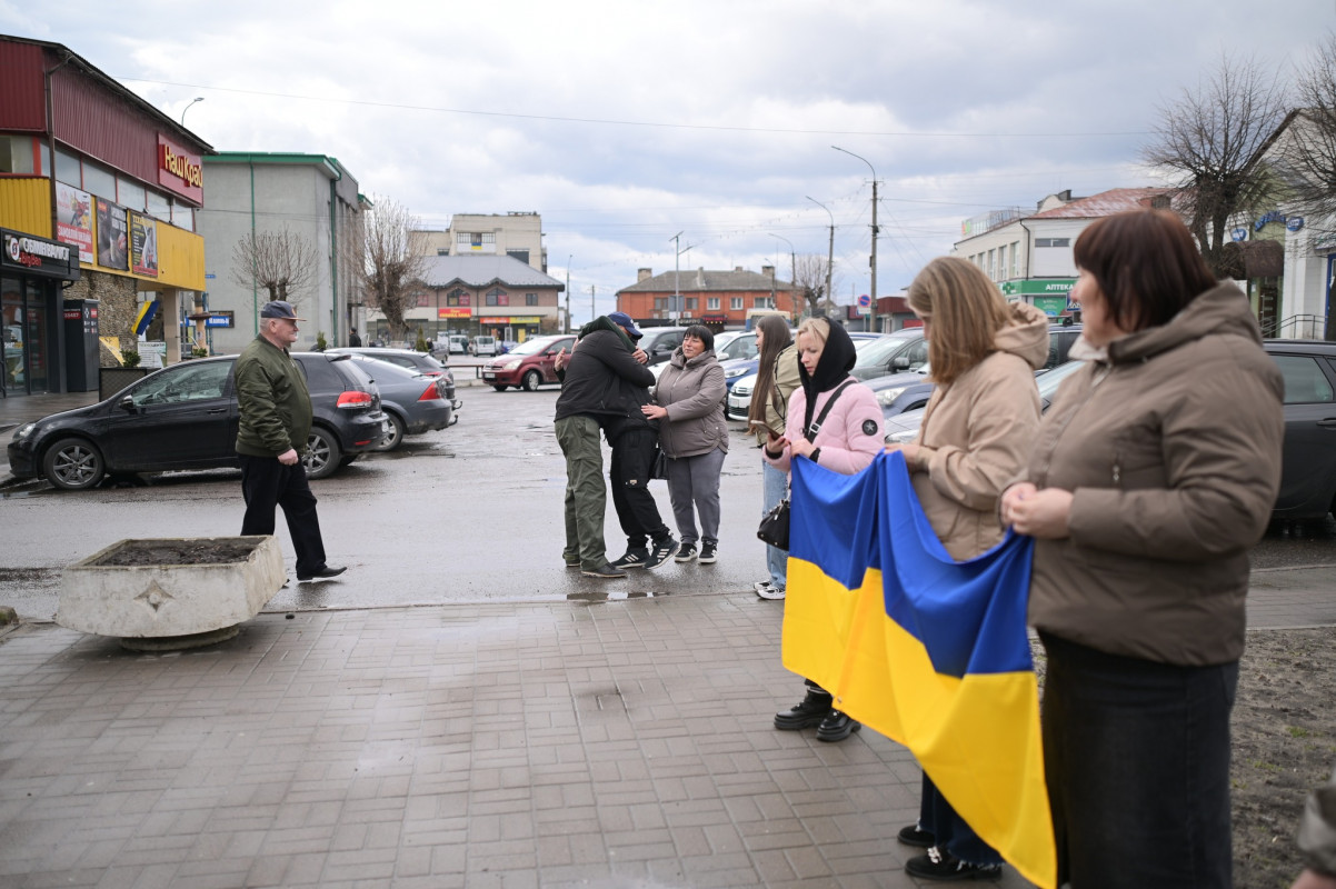 На Волині зустріли звільненого з полону військового