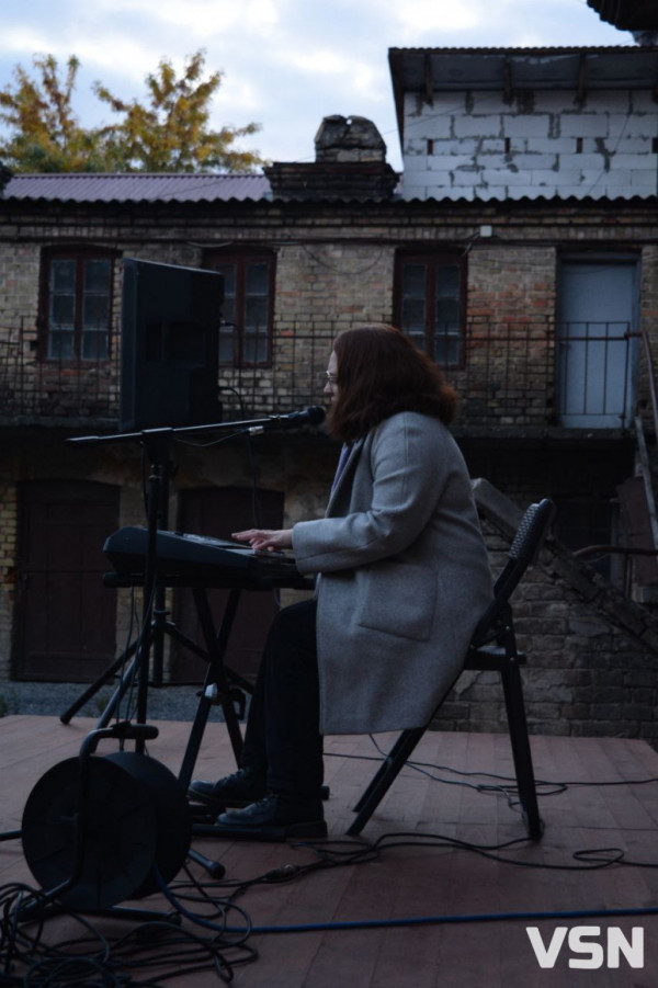 Зцілюватися музикою: на квартирнику у Луцьку співали пісень і відпочивали душею