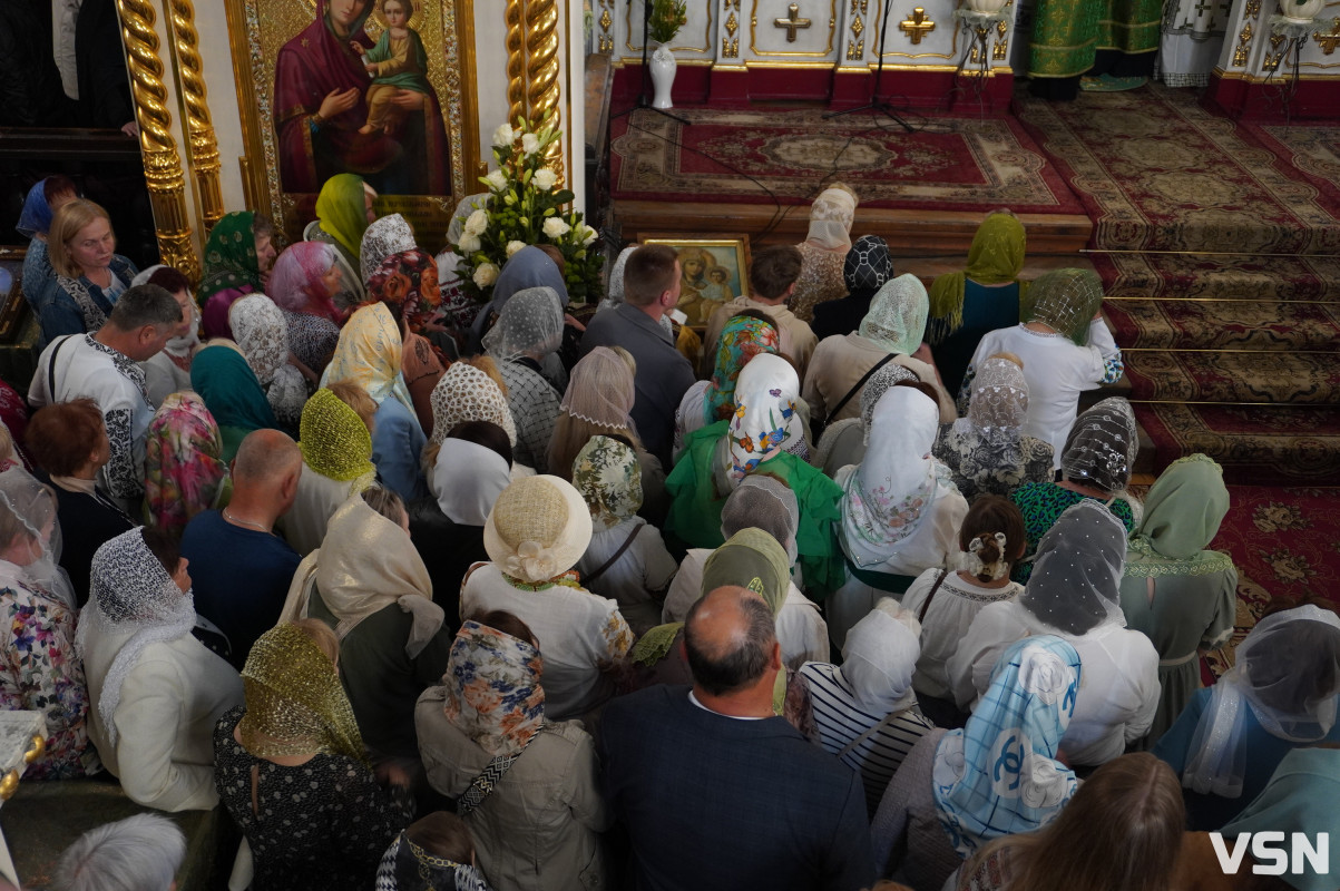 Хресна хода і спільна молитва: як минула літургія за участі Епіфанія у Луцьку. Фоторепортаж