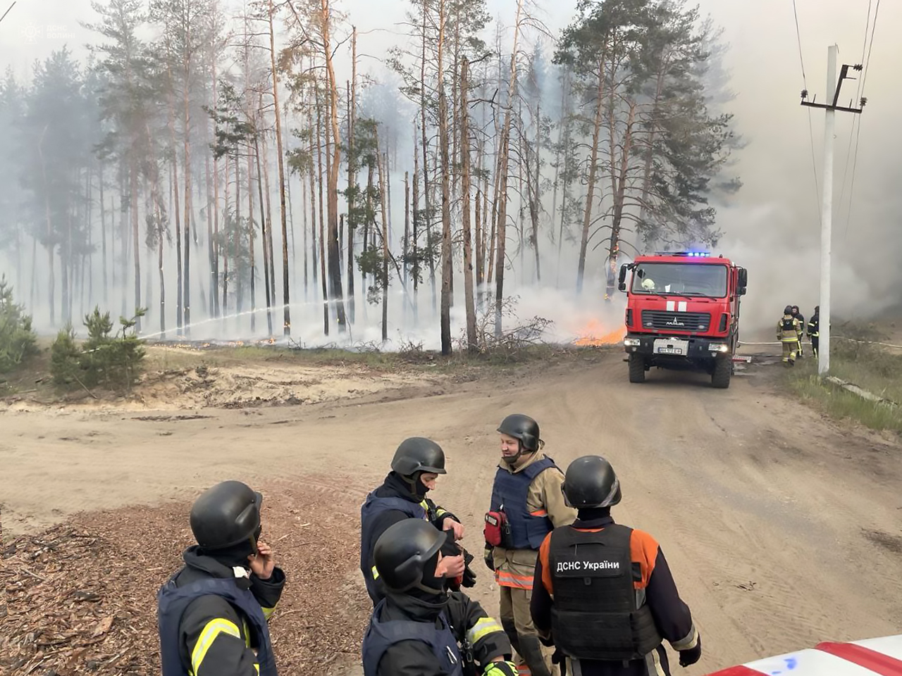 Наїхали на вибухонебезпечний предмет: на Донеччині травмувалися волинські рятувальники