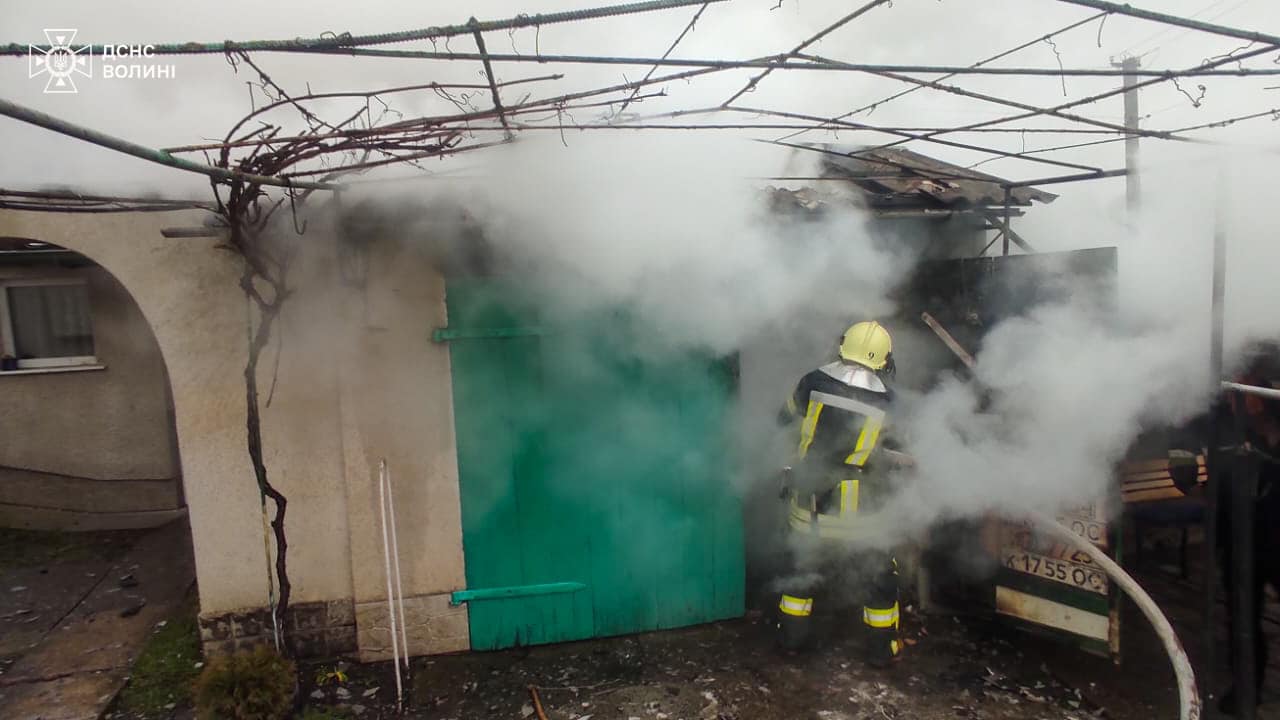 На Волині рятувальники ліквідували пожежу та врятували сусідні будівлі від вогню