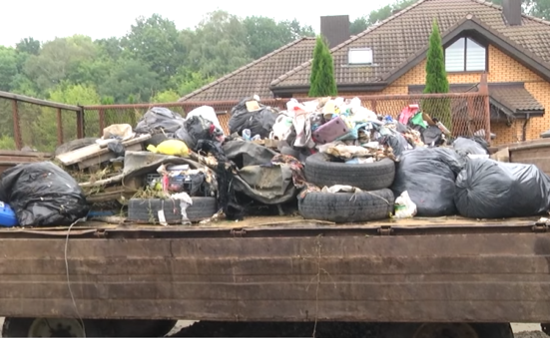 Родина з Луцька перетворила на сміттєзвалище будинок, подарований президентом