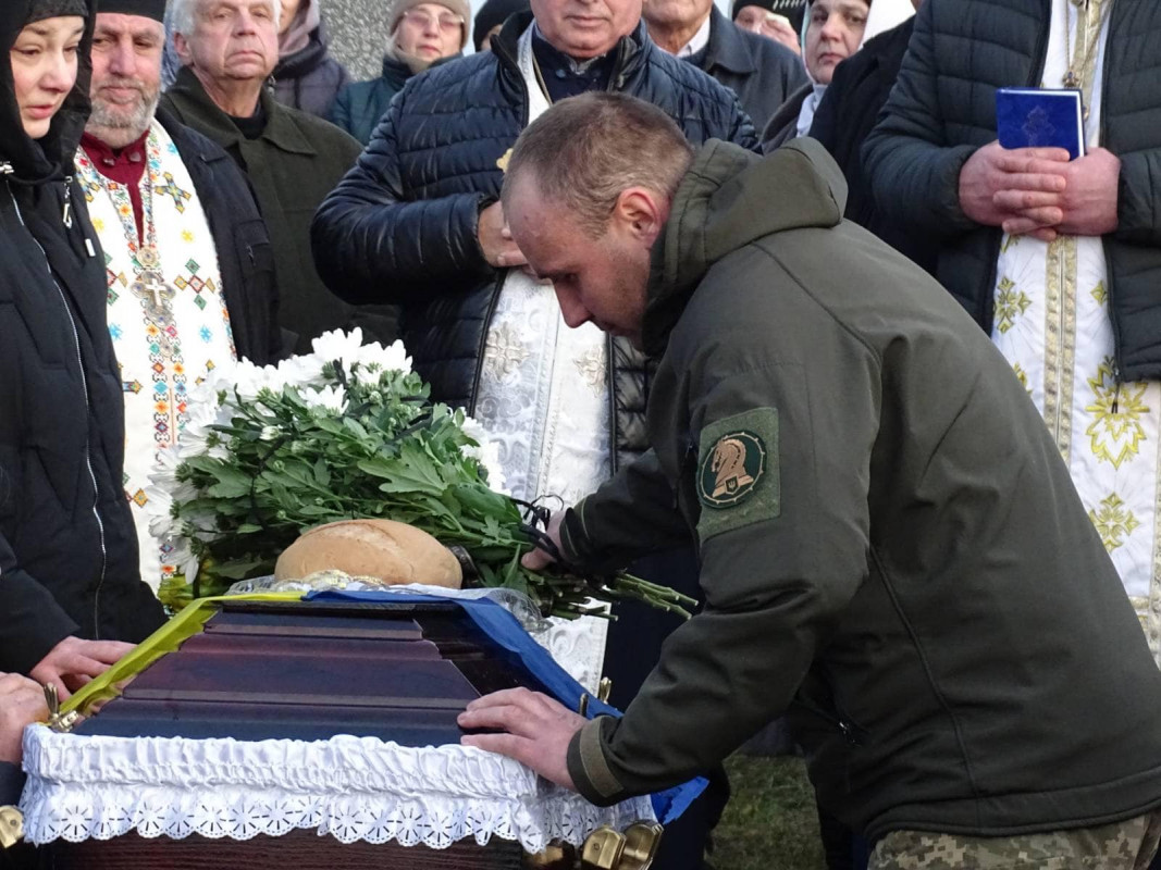 Сиротами залишилися донечка і синочок: на Волині похоронили Героя, який загинув понад п’ять місяців тому