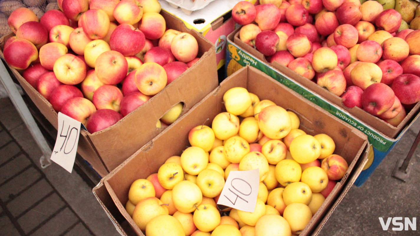 Скільки коштують фрукти на ринку у Луцьку?