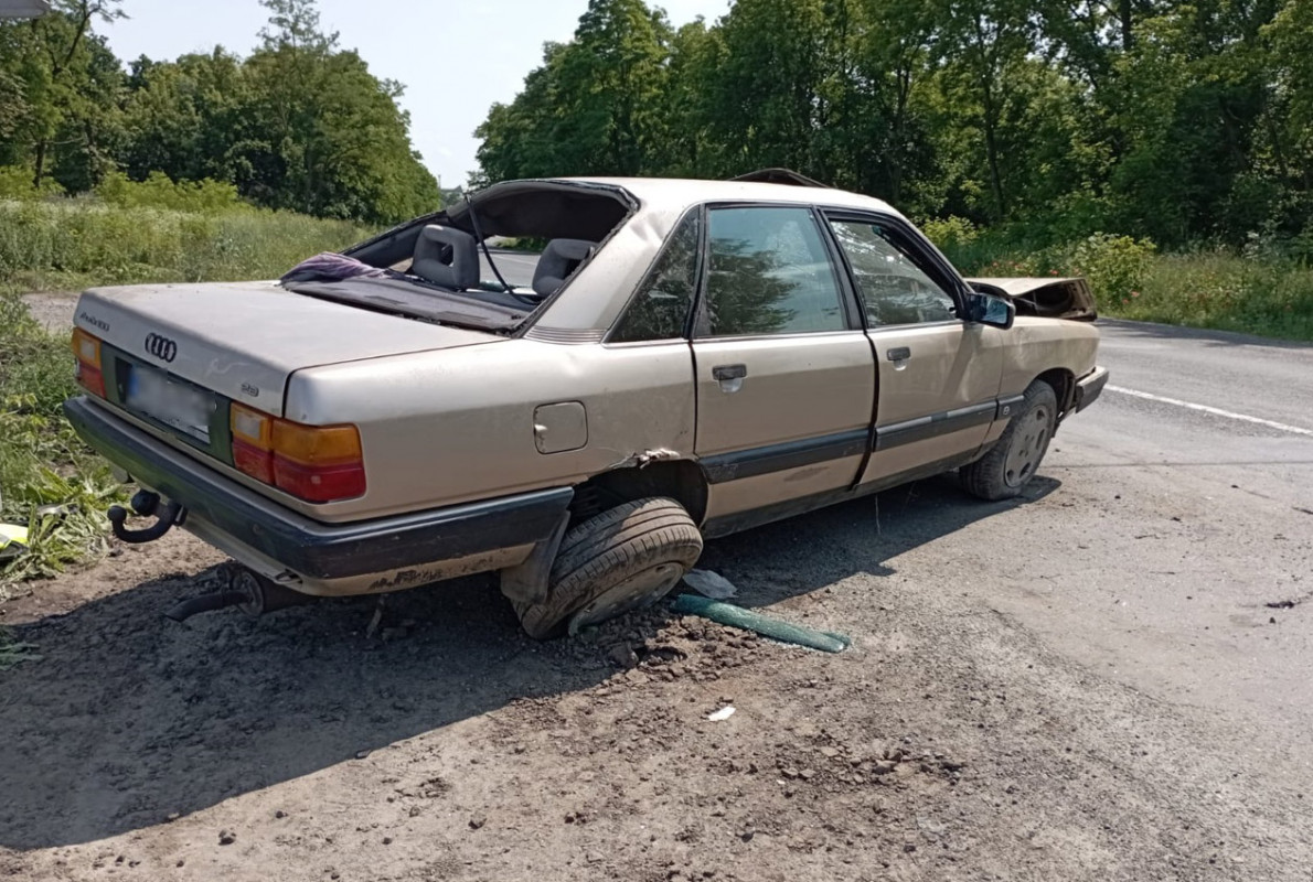 Біля Луцька у кювет злетіли дві автівки: постраждало три людини