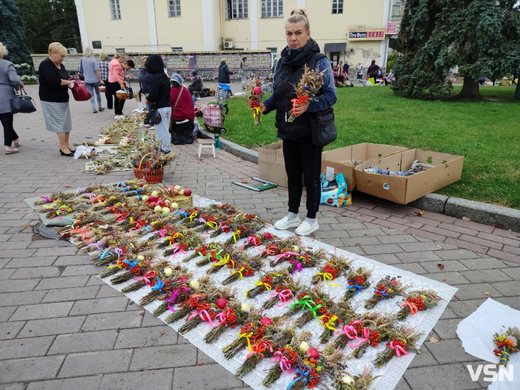 Як у центрі Луцька освячували кошики на Яблучний Спас. ФОТО