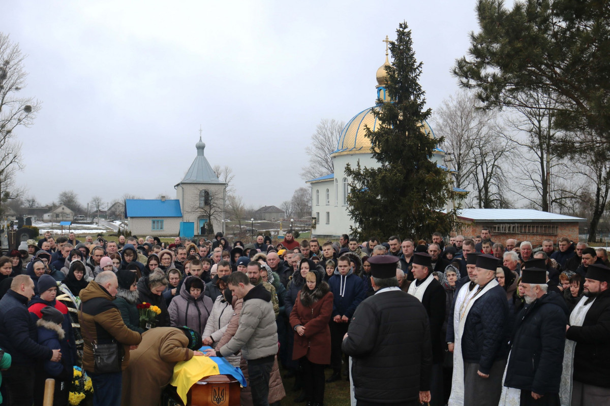 Пів року вважали зниклим безвісти: на Волині всім селом прощалися з 31-річним Героєм Іваном Майструком. Фото