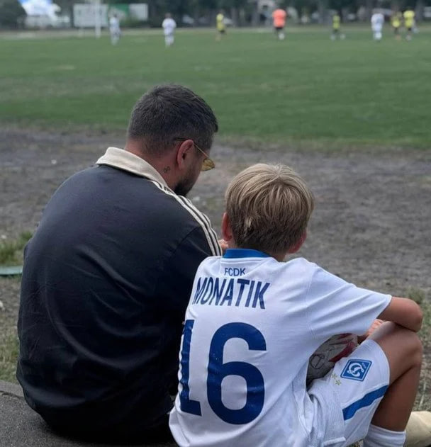Дружина співака з Луцька Монатіка показала рідкісні сімейні фото: як підросли їхні сини