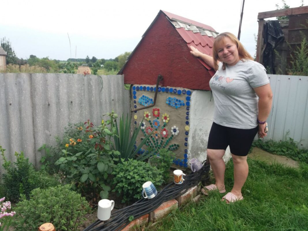 Квітнуть до самих морозів: багатодітна мама з Волині вирощує на продаж унікальні хризантеми