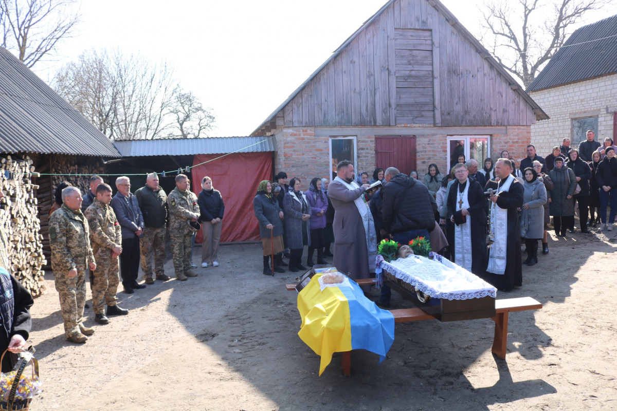 З перших днів вторгнення захищав Батьківщину: на Волині попрощалися з Героєм Василем Івановим