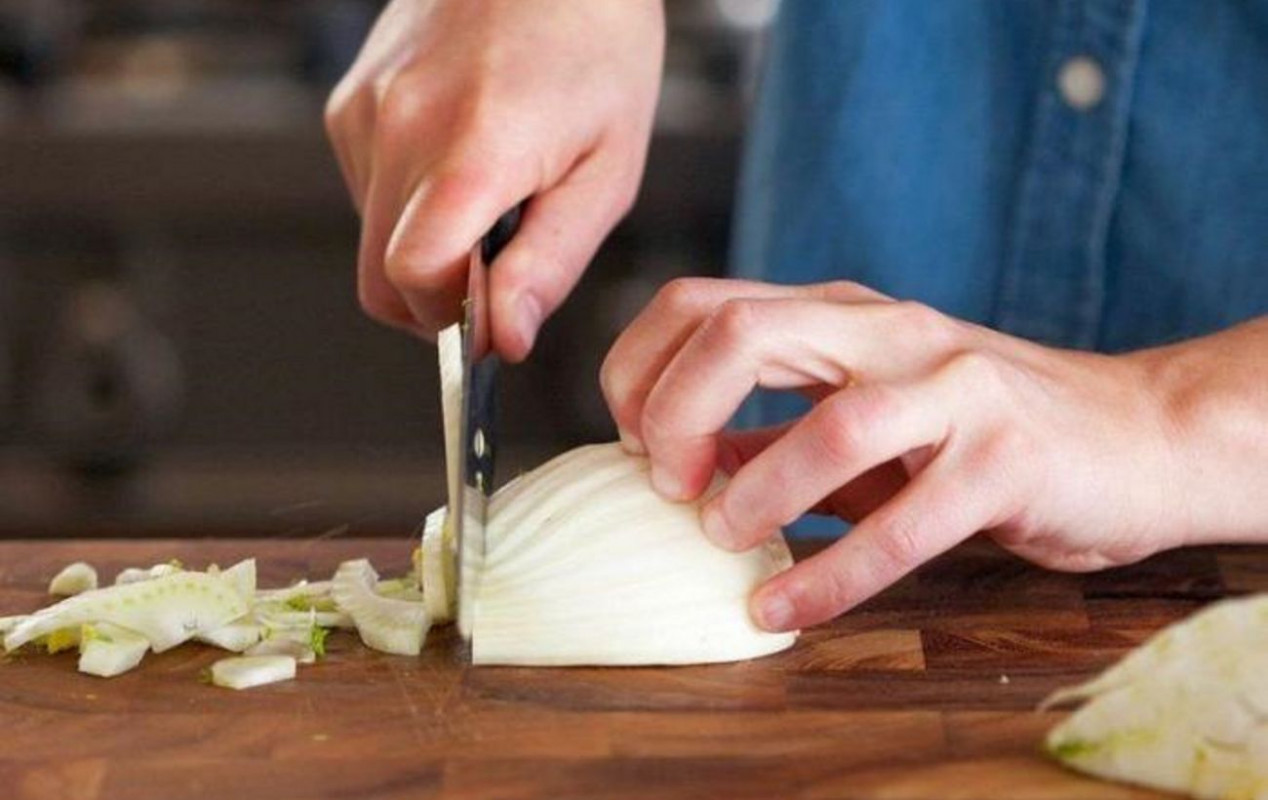 Як уникнути сліз при нарізанні цибулі