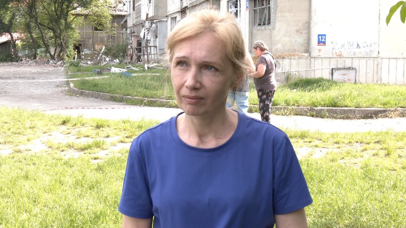 «Мама, я хочу жити»: мешканці зруйнованої багатоповерхівки в Луцьку повертаються по речі після ракетного удару
