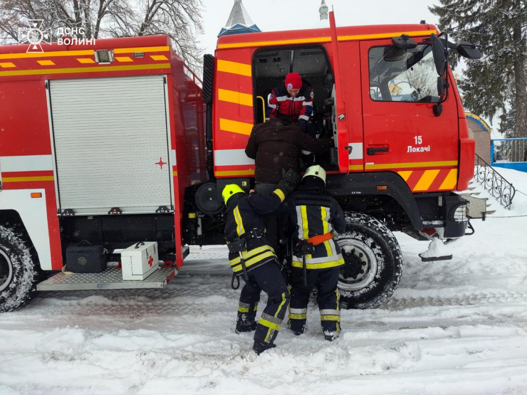 Рятувальники Волині допомогли медикам врятувати хворого: деталі
