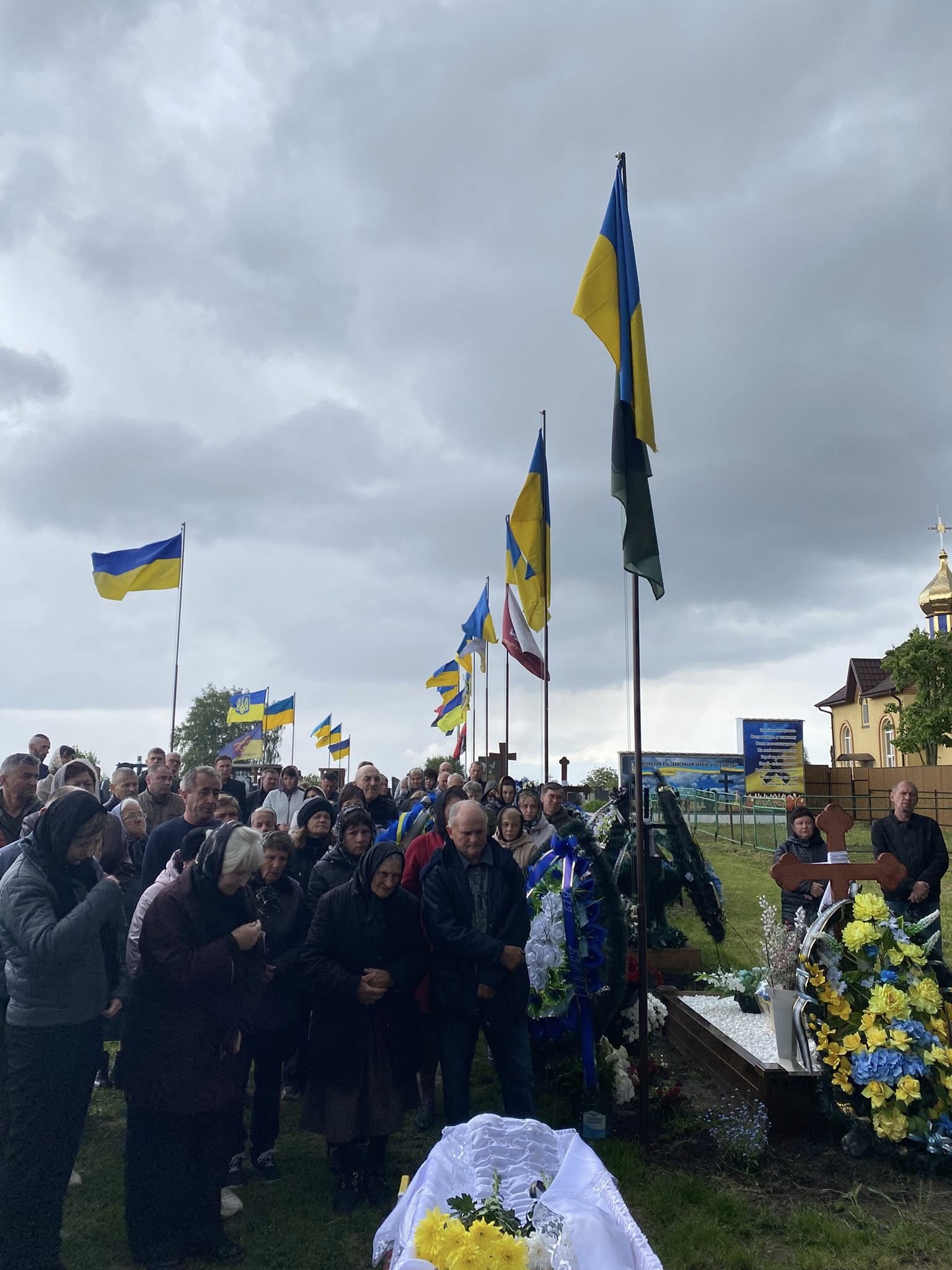 Навіки 31: громада на Волині провела в останню путь воїна Юрія Янюка