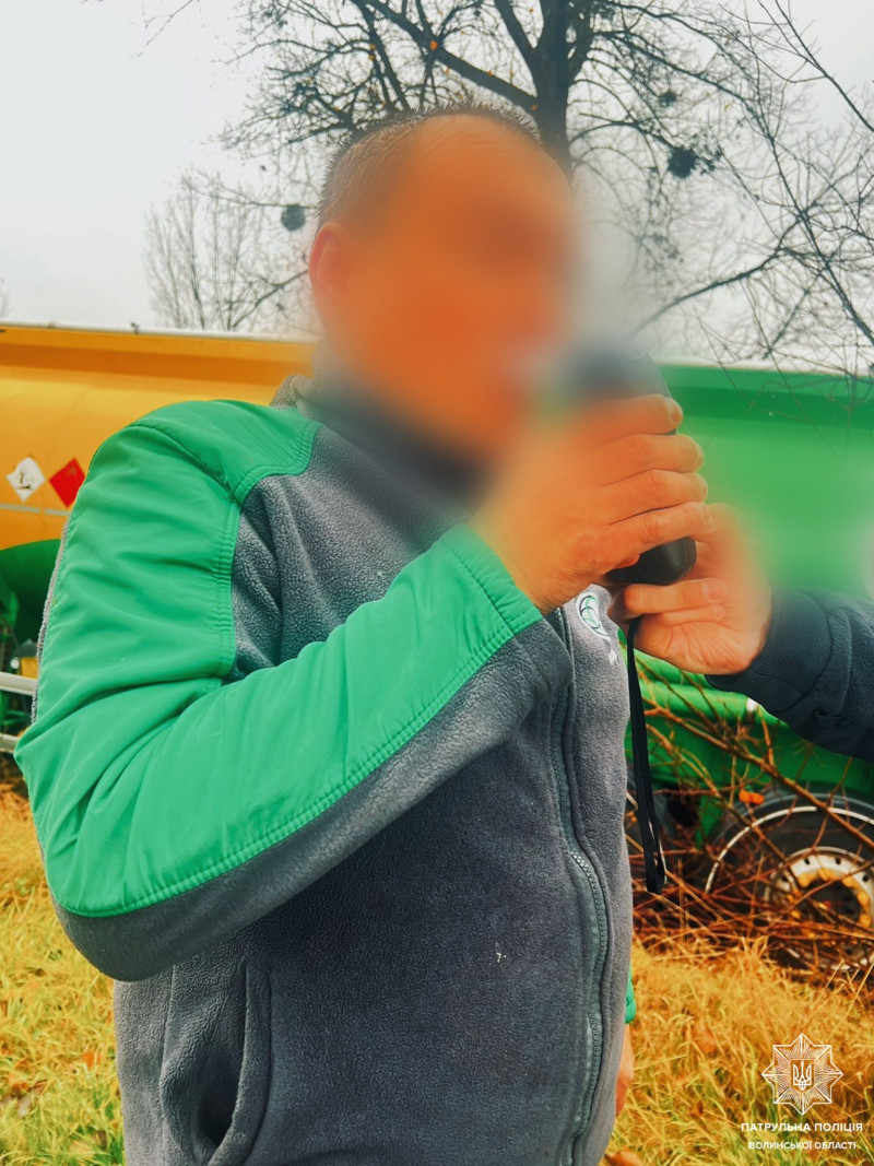 Перевозив небезпечний вантаж: на Волині нетверезий водій вантажівки з’їхав у кювет