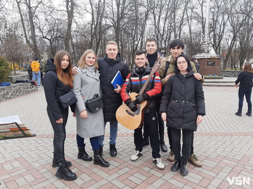 Голос музики у центрі Луцька: хто такий Іван Куцов і чому він співає щовечора