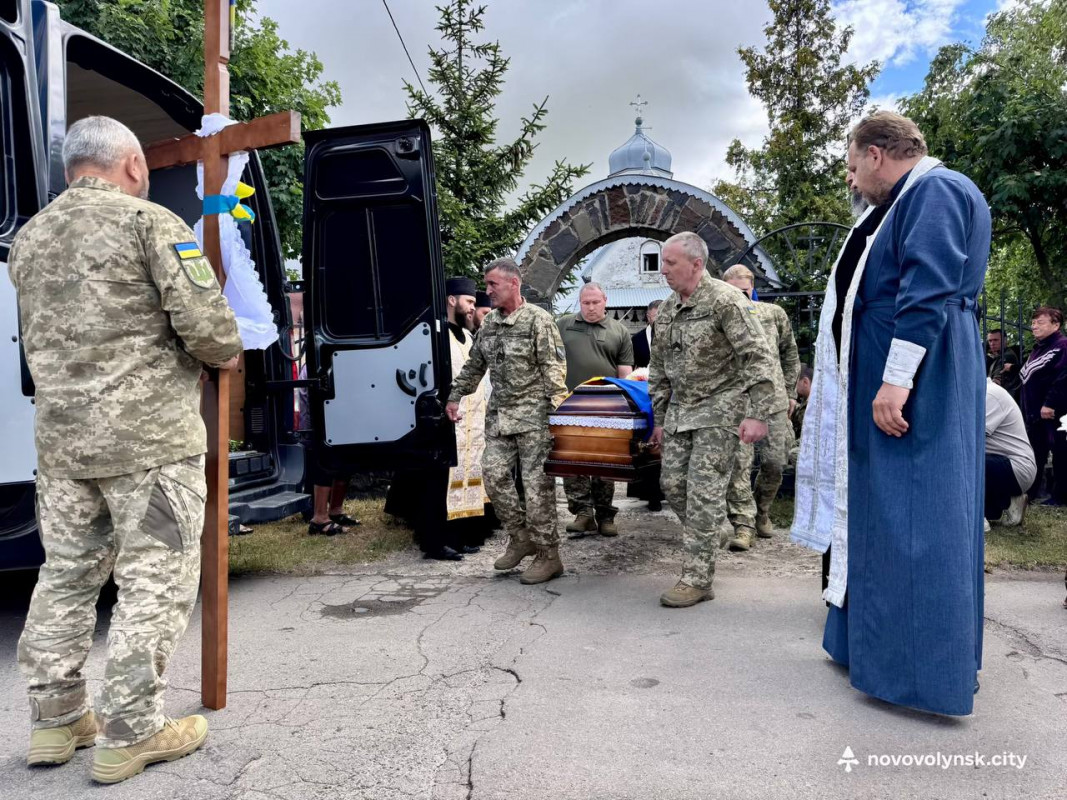 Понад рік вважався зниклим безвісти: на Волині поховали Героя Василя Сачука
