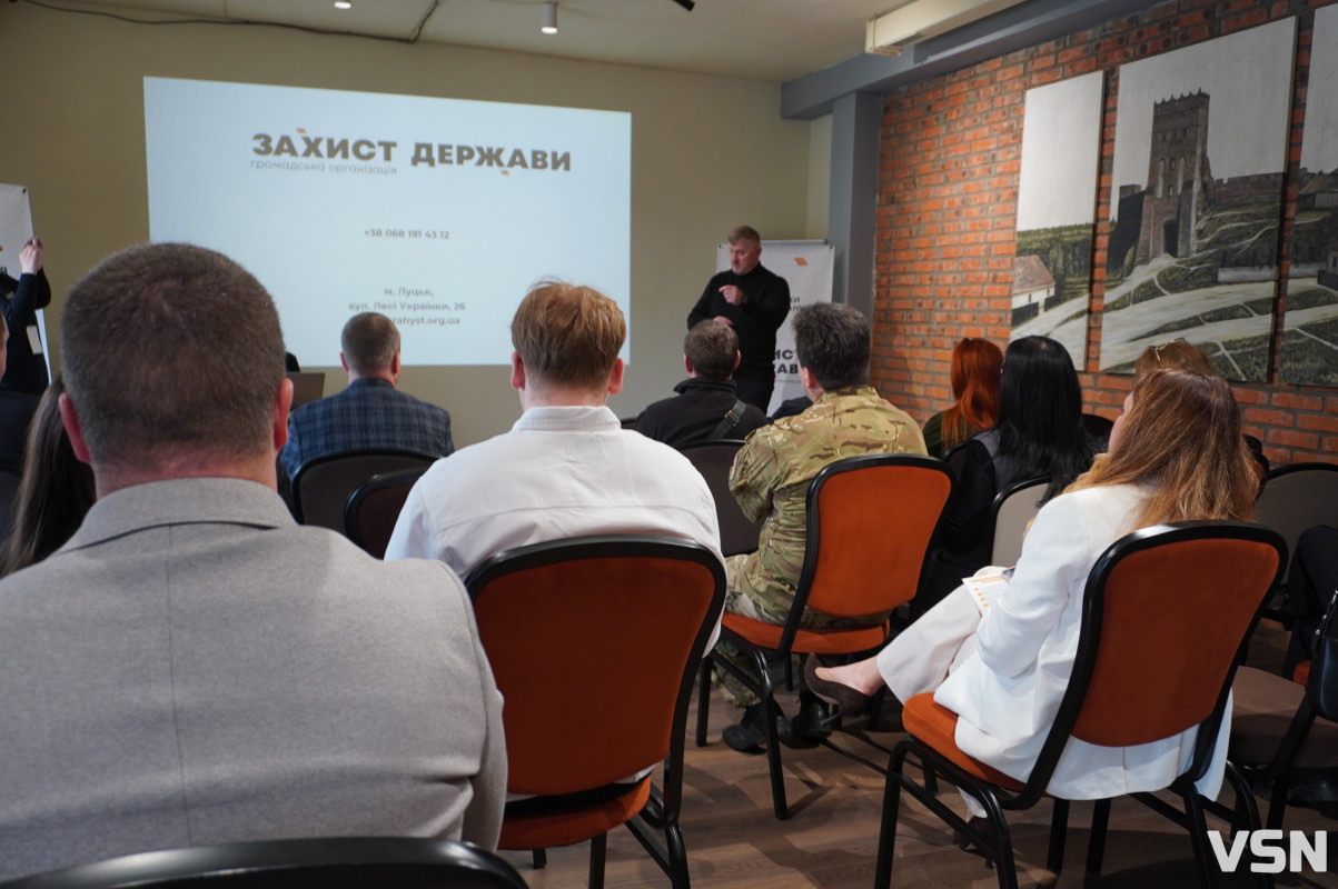 Люди не знають, що повинен робити депутат: у Луцьку обговорили парламентську кризу під час війни