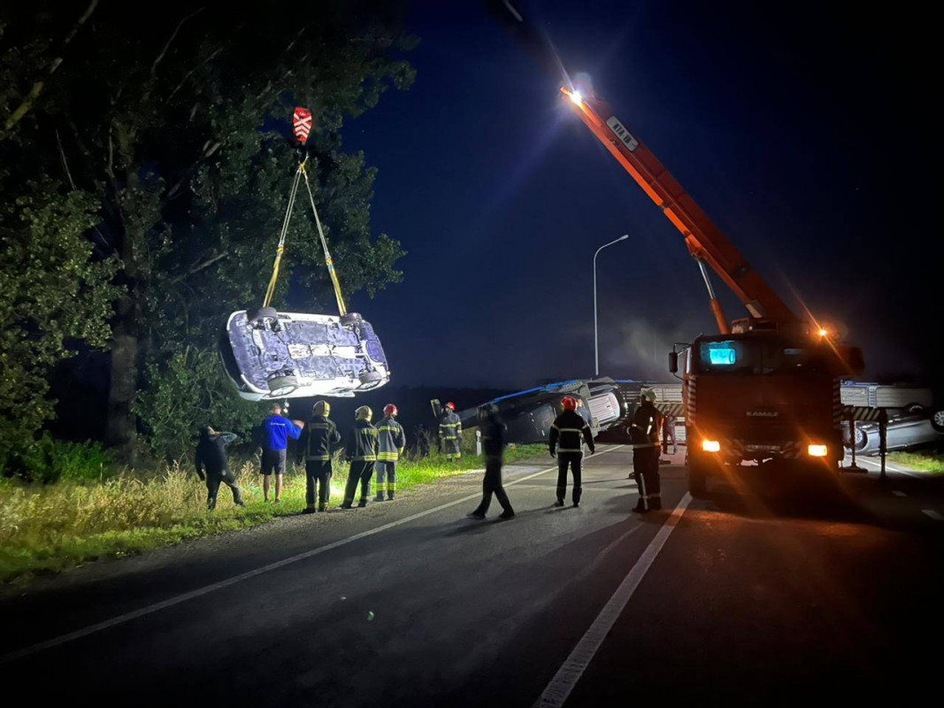 На Волині перекинувся автовоз із автомобілями