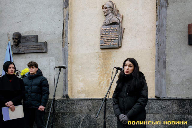 «Він ніколи не думав про себе й не скаржився»: у Луцьку відкрили меморіальну дошку на честь бойового медика Романа Ткача