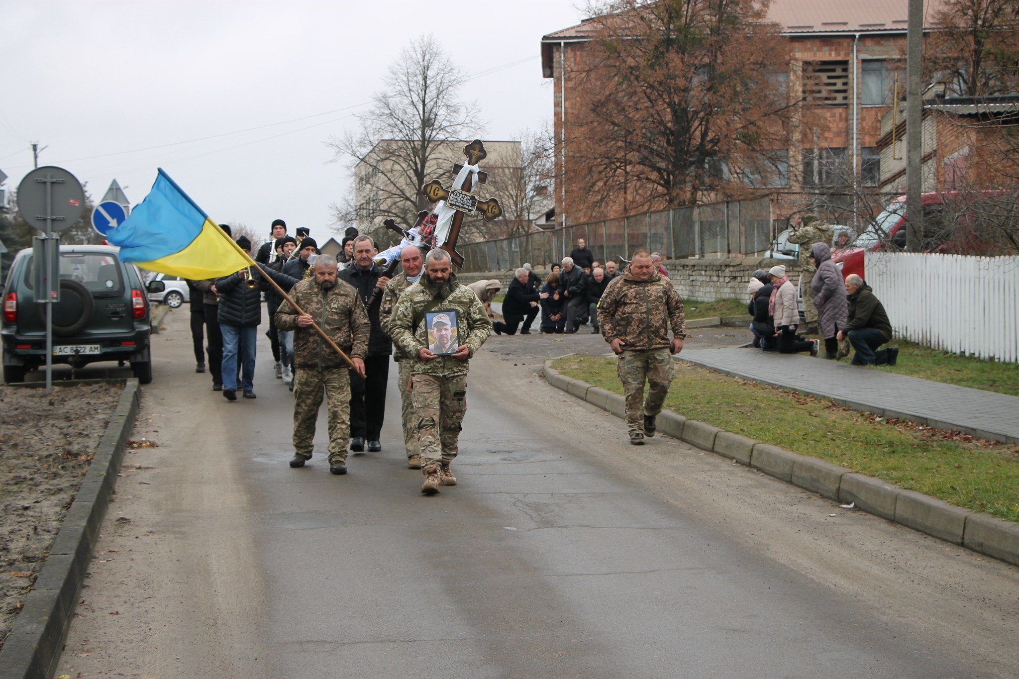 Ще одна мати пов’язала чорну хустину: на Волині попрощалися із 41-річним Героєм Володимиром Радчуком