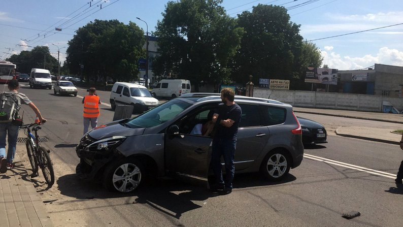 Водія забрала швидка: деталі аварії на мосту в Луцьку. Оновлено