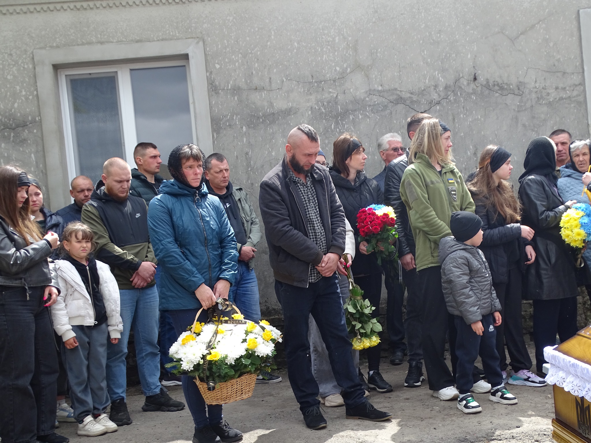 «Вивозив з поля бою поранених, рятував життя, повертав тіла загиблих»: на Волині сотні людей провели в останню дорогу Героя Володимира Кміна
