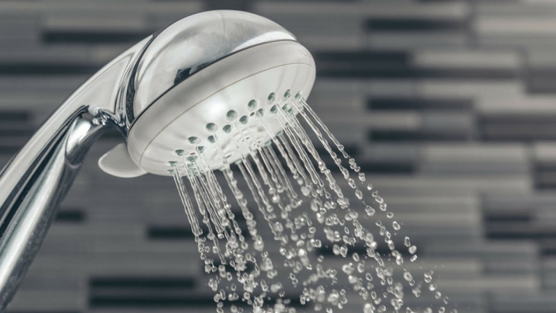 Як легко очистити душову лійку від нальоту та відновити напір струменя