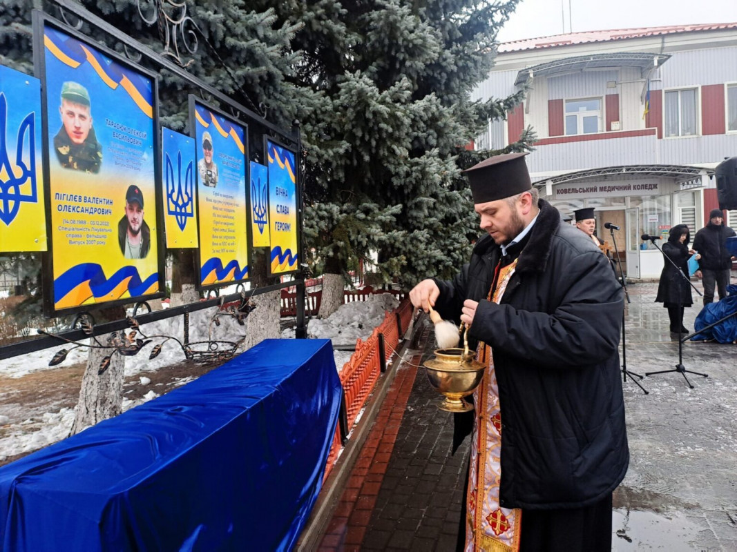 У місті на Волині відкрили меморіальну дошку на честь бойових медиків – випускників закладу