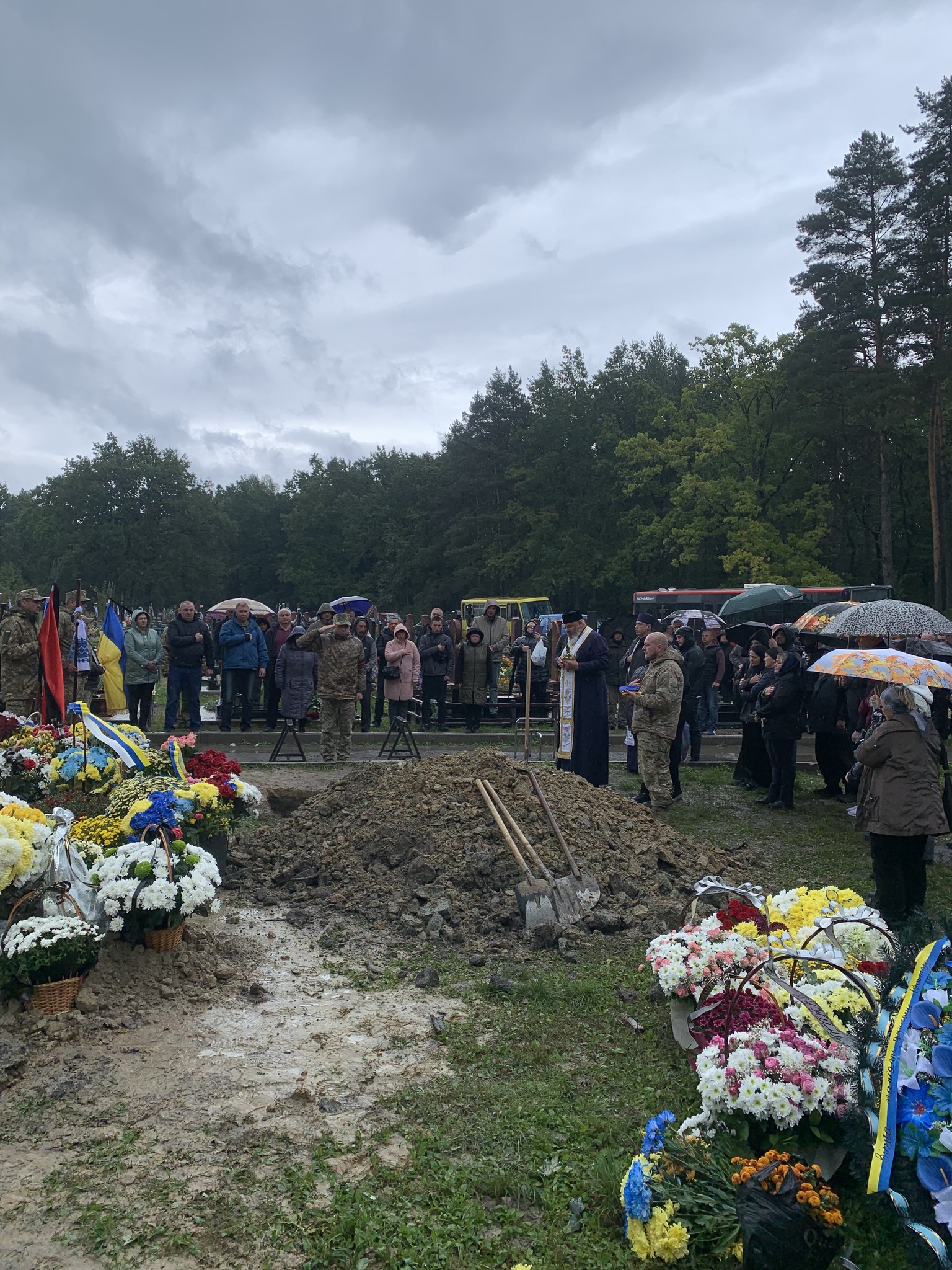 Овдовіла дружина, без батька залишились сини: на Волині попрощались з Героєм Віктором Мельничуком