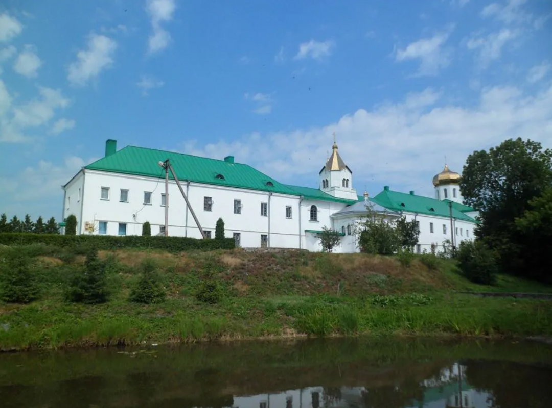 Настоятель чоловічого монастиря УПЦ МП на Волині ігнорує целібат і співмешкає з молодшою на 20 років жінкою, - ЗМІ