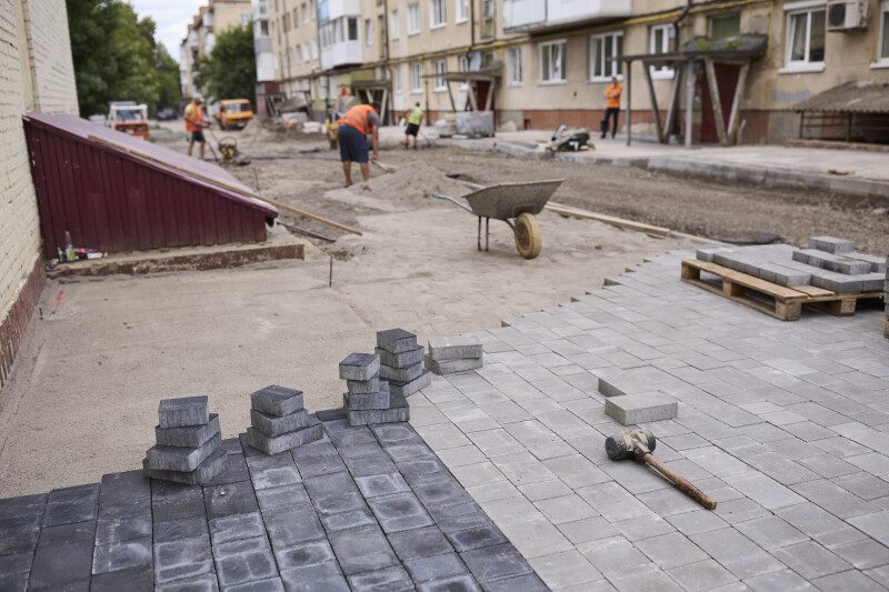 У Луцьку ремонтують двори й тротуари: де роботи вже на фініші