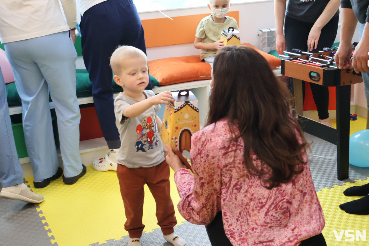 У Луцьку благодійники передали дитячому онковідділенню обладнання за понад 700 тисяч гривень