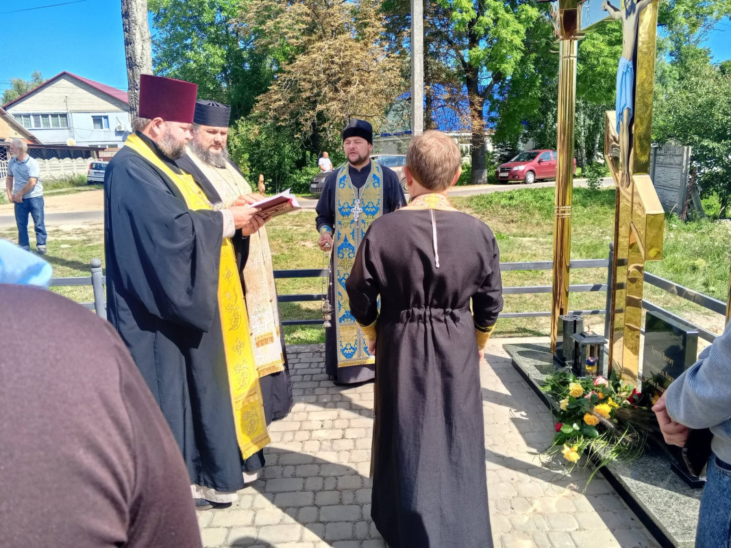 На Волині мати загиблого воїна встановила Хрест материнської любові на Алеї Слави