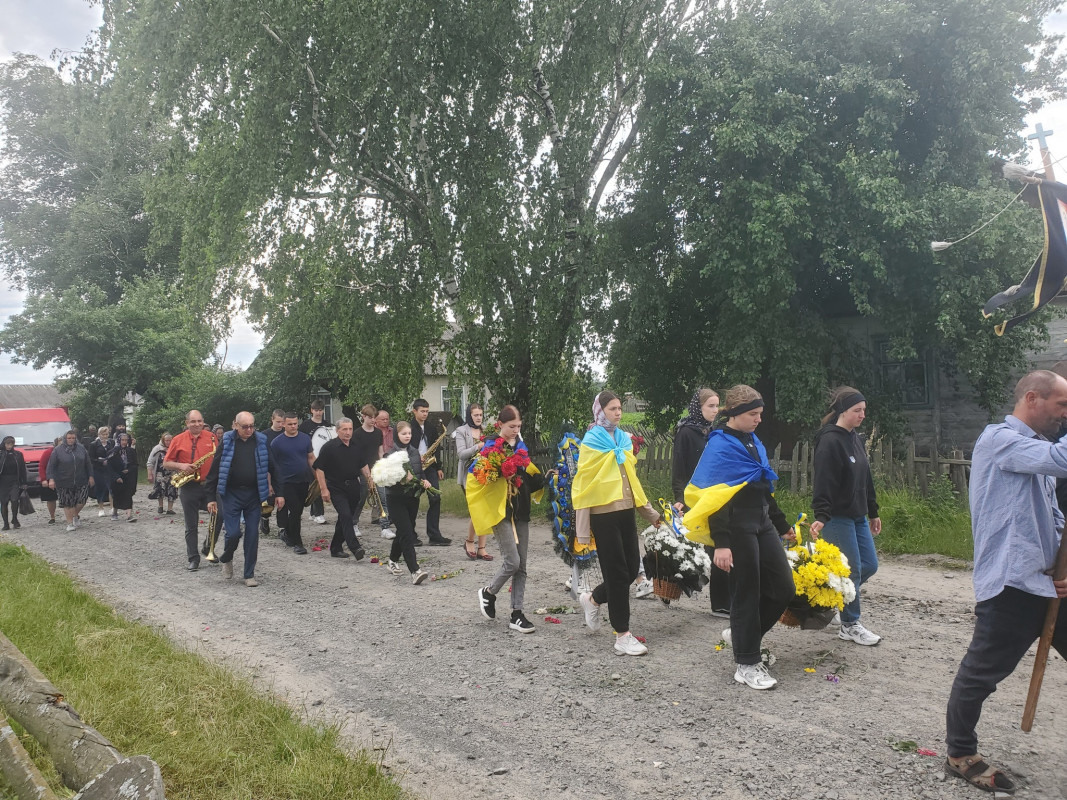 Дві доньки втратили батька: на Волині попрощалися з Героєм Владиславом Герасименком, який поліг на війні понад півтора року тому