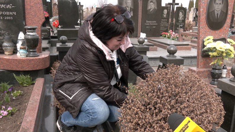Кладовища Луцька завалені пластиком: чим небезпечні штучні квіти та вінки