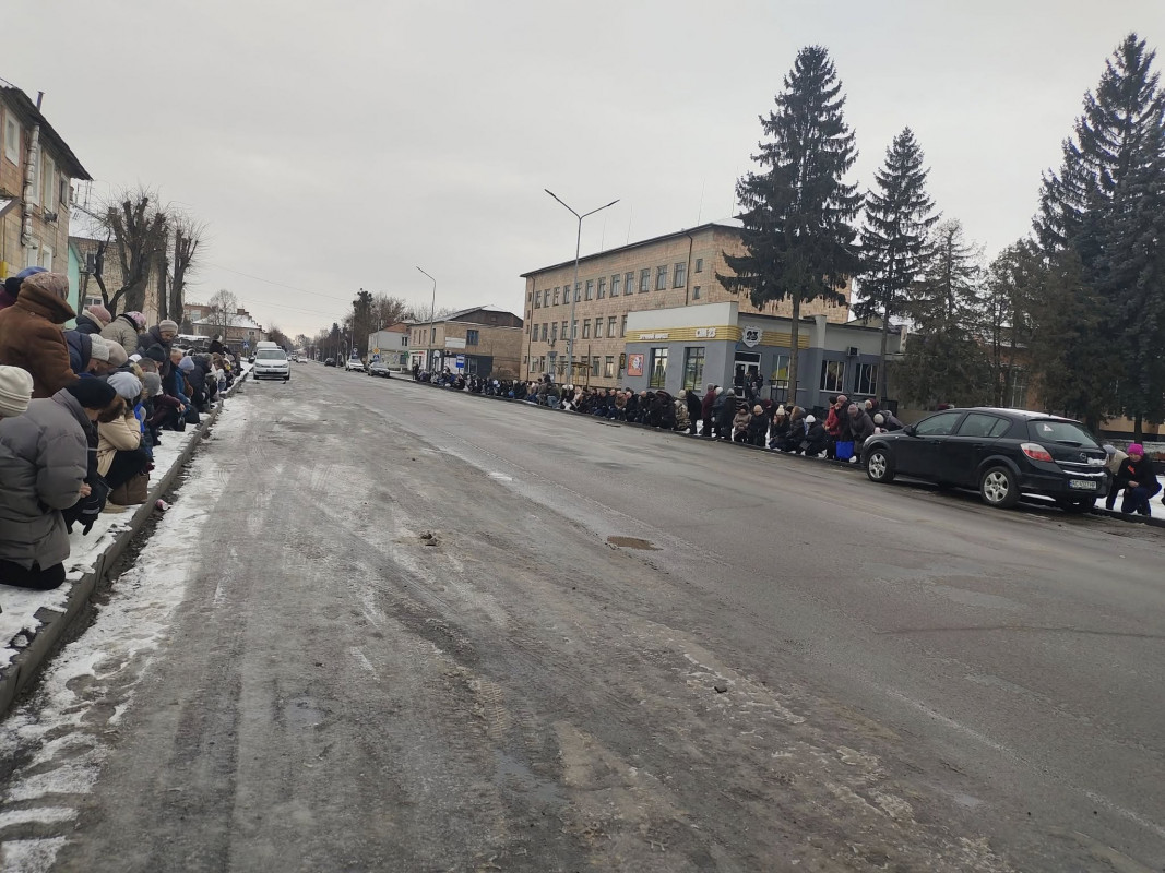 Зі сльозами  ділили його весільний коровай на кладовищі: на Волині попрощалися молодим Героєм