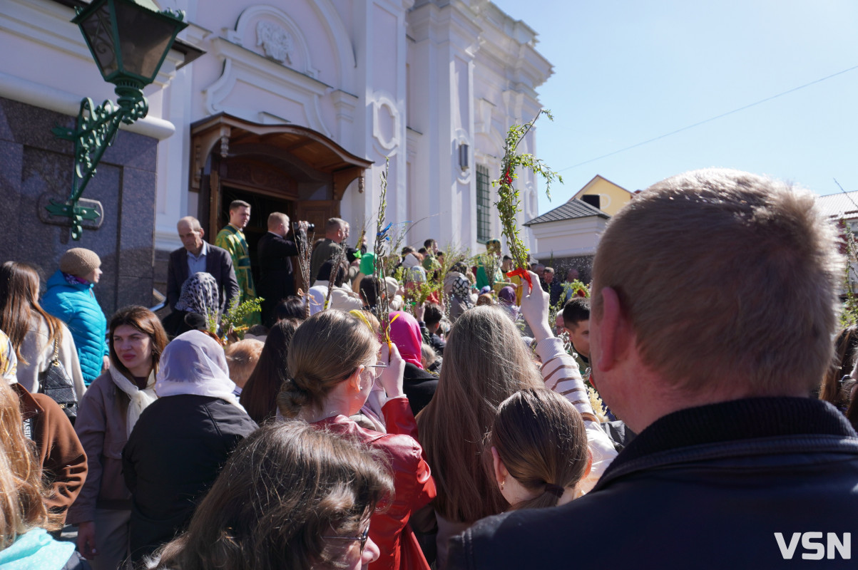 Сотні вірян прийшли освячувати вербу у головний собор Луцька. Фоторепортаж