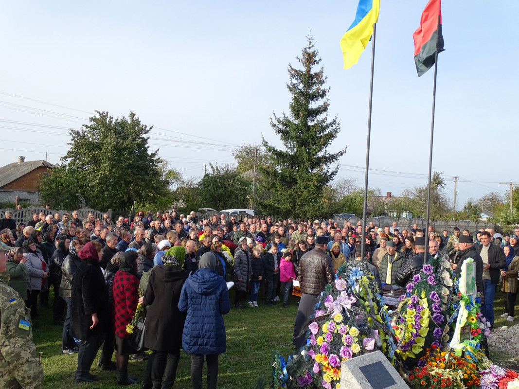 16 місяців чекали на тіло Героя: на Волині все село прийшло на поховання багатодітного батька Ігора Кузьмюка