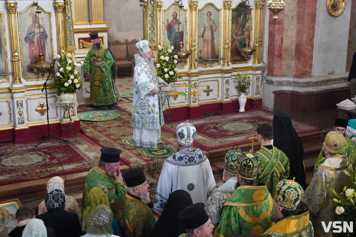 Хресна хода і спільна молитва: як минула літургія за участі Епіфанія у Луцьку. Фоторепортаж