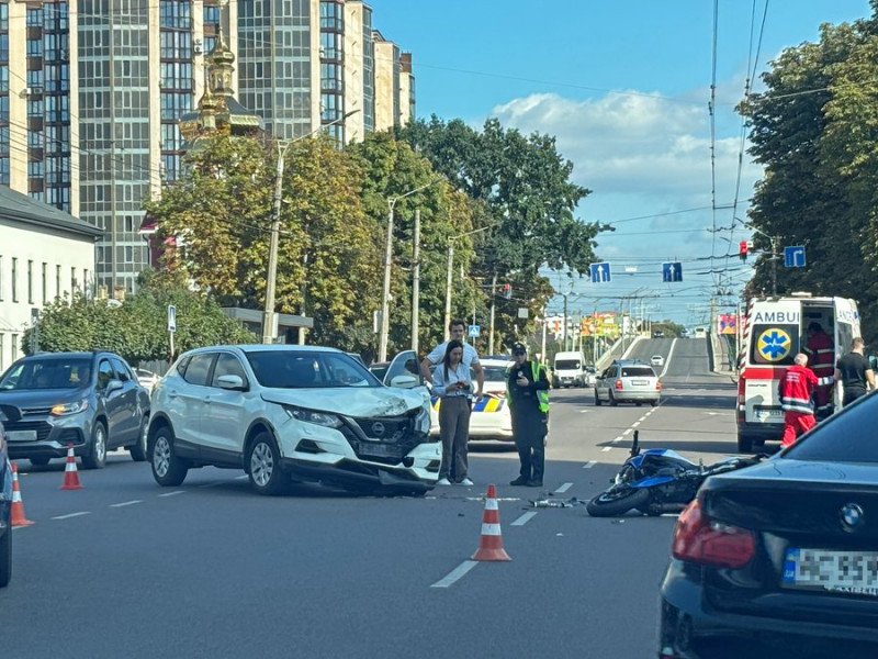 У Луцьку водійка «Ніссана» збила мотоцикліста: чоловік у лікарні з серйозними травмами